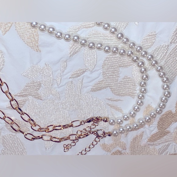 NEW Mixed Tones Necklace- 17” Chain & 1.75” Acrylic Blue Flower & Crystal 🤍 - Picture 12 of 16